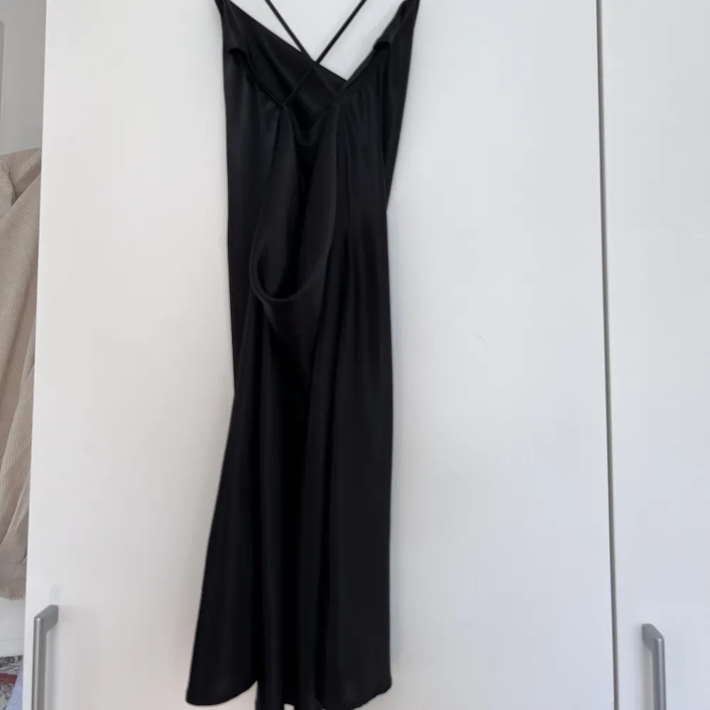 Fin svart klänning från H&M i storlek 34. Den är öppen och korsas i ryggen. Säljer då den inte används. . Klänningar.