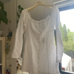 Vit klänning  - Helt oanvänd med prislapp kvar. Supersöt klänning med jättefina detaljer i tyget. Inte genomskinlig, har dubbelfodring. Skriv för fler bilder ❤️
