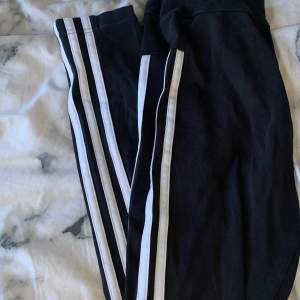 Adidas byxor som är svarta med vita sträck och där adidas märker är svart används ej längre och därför säljs 