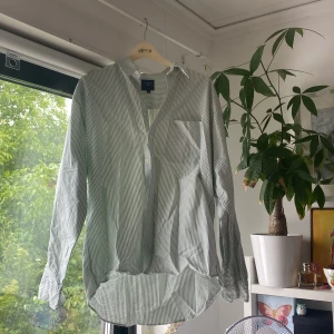Oversize skjorta  - Grönrandig skjorta perfekt till sommaren! Skriv för fler bilder eller frågor❤️