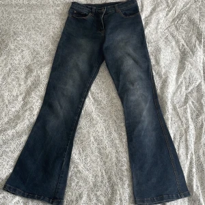 vintage flare jeans 💕 - jättefina jeans som redan finns i en annan annons på min profil 🫶 jättebra skick och coola fickor ❤️kontakta mig vid frågor 💕säljer SUPERbilligt inför sommaren 😘