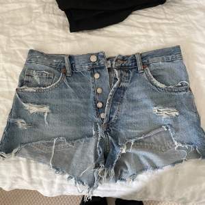 Dessa så snygga jeans shorts från zara köptes för en månad sedan råka köpa likadana😃