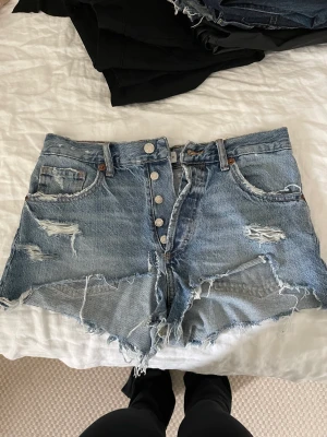 Midrise jeansshorts från zara - Dessa så snygga jeans shorts från zara köptes för en månad sedan råka köpa likadana😃