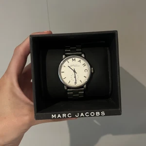 Marc jacobs klocka - Silverklocka från Marc jacobs, använt skick men ändå i fint skick! Kartong medföljer! Nypris ca 1500, säljer pga att jag aldrig använder klocka eller silversmycken🤍