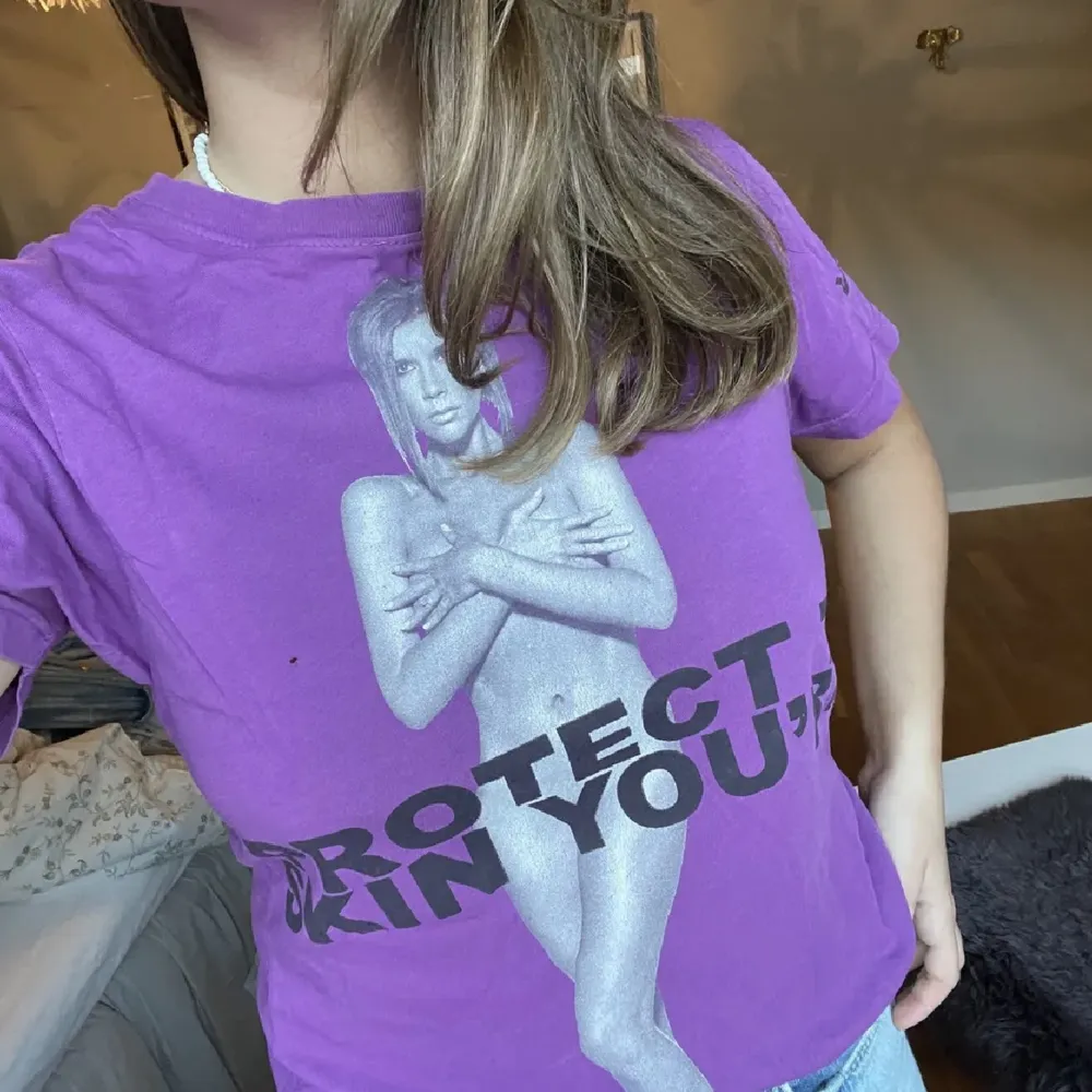 Säljer denna klassiska protect the skin T-shirt från Marc Jacobs med Victoria Beckham💜. T-shirts.