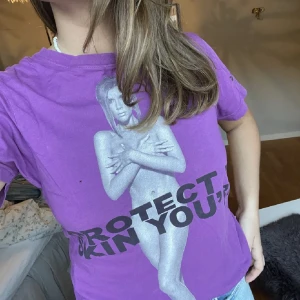 Marc Jacobs tshirt  - Säljer denna klassiska protect the skin T-shirt från Marc Jacobs med Victoria Beckham💜