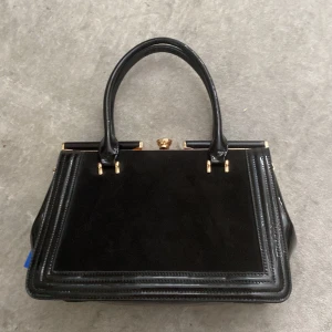 Väska - Super fin ny väska från Sellpy, aldrig använd. Handväska med bra utrymme för mycket! Ungefär 30cm bred 