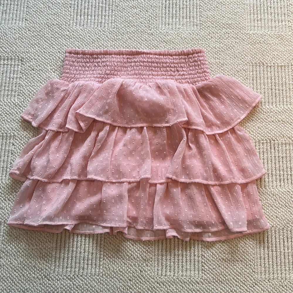 Säljer denna rosa volangkjol från Lindex💗 den är från barnavdelningen men skulle säga att det är en S. Kjolar.