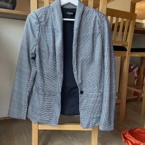Blazer - Rutig blazer, använd 1 gång
