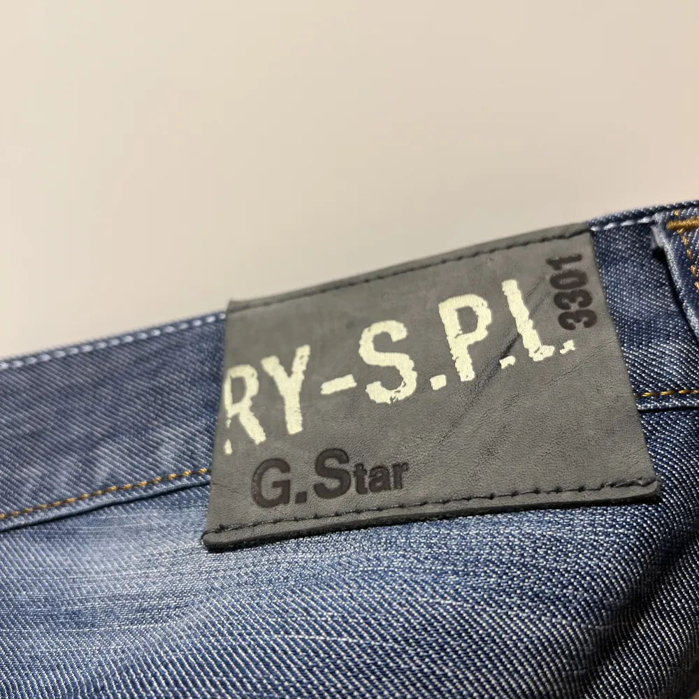Ett par snygga vintage jeans av märket G-Star som har broderings design på sig med rikdigt snygga bakfickor  100% cotton  , Skick 9/10 . Jeans & Byxor.