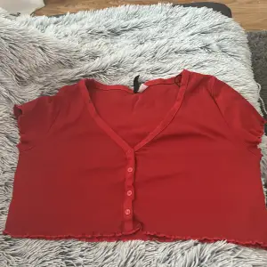 En röd tröja, storlek M bra skick 💓