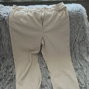 Byxor  - Jätte ljus beiga baggy skinn byxor, bra skick använda 1 gång storlek 46, nypris 599, men säljer för 200kr 💓