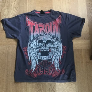 TapOut tee - En rare TapOut tee i bra skick. Med jättesnyggt märke på framsidan av tröjan för ett steal-pris! Storlek M, skriv om ni har frågor! 