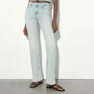 Jeans - Oanvända slutsålda jeans med prislapp kvar från Zara. Stl 38 (liten i stolek). Nypris 399, mitt pris 365! Lånade bilder från hemsidan, skriv privat för frågor eller fler bilder