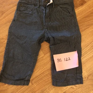 Barnshorts  - Grå/svart randiga shorts Bildens upplösning gör att dem inte visar exakt hur de ser ut. 