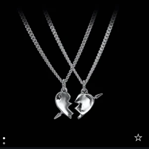 Marianilsdotter halsband - Intressekoll på mitt jätte snygga halva hjärta i silver från Maria Nilsdotter, ser som nytt ut, använd fåtals gånger, funderar på att sälja pågrund av att jag är mer en guld människa än silver.