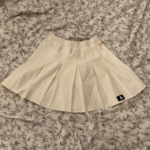 vit minikjol - vit plisserad minikjol! köpt på asos och aldrig använt