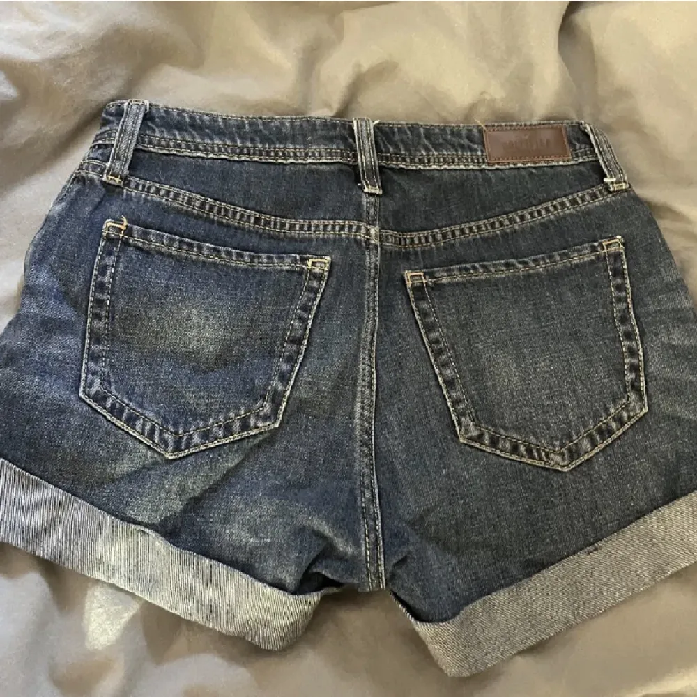 Supersnygga mid rised jeans shorts ifrån hollister i stl W25, bra skick. Säljer för 70kr +frakt💓🙌. Shorts.
