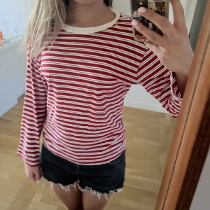 Randig tröja  - Randig långärmad tröja från monki❤️likadan som förra men i annan färg  Röd, vit och svartrandig 