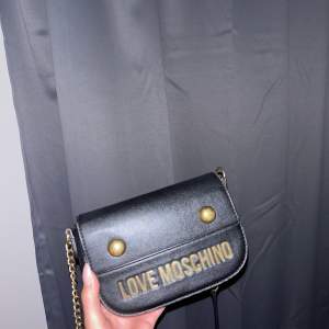 Love Moschino crossbody väska med justerbart väskband. Köpt från Zalando.
