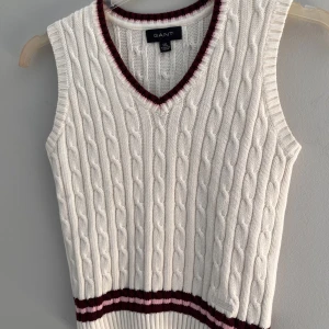 Gant väst - Så fin stickad väst från Gant. Storlek 13-14 år så sitter som en vanlig XS. Sparsamt använd💗