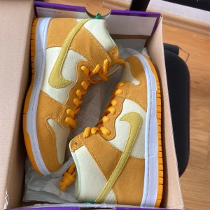 Nike sb dunk High pineapple - Helt nya dunks vunna på snkr appen för ett tag sen, Aldrig använda. Nypris 1400 mitt pris 900, Priset kan  diskuteras, Storlek 40 fast passar 41 Öppen för byten!