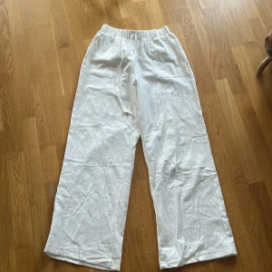 Linnebyxor  - Helt nya fick hem de idag säljer pågrund av att de inte passar mig. Jag är 1,55 och de är ganska långa på mig så tror att de skulle sitta bra på sån som är 1,60/1,65.             Ny pris 360