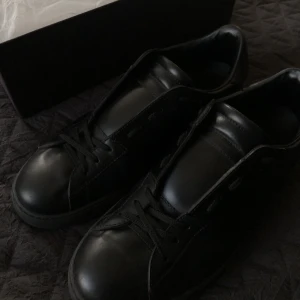 Valentino Garavani Open  - Säljer mina svarta opens i size 45  Topp cond! Og finns  Bin 2600🐝 HMU vid frågor! 