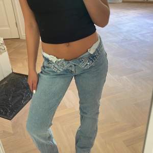 Zara straight midrise jeans som jag ibland gillar att vika ner, bra skick, säljer pga att de inte används längre☺️