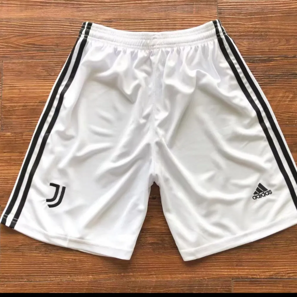 Jag säljer ett par nya Juventus T-shirts tillsammans med shorts för endast 659 kr. Leveransen tar ungefär 2 veckor. Eller så kan vi mötas upp i Västerås. Finns i alla storlekar. . T-shirts.