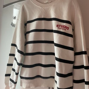 Sweater från HM - Söt Sweater från HM!🌸💕 Vit med svarta ränder och en röd broderad text vid bröstet🩷 Köpt i höstas men har inte riktigt kommit till användning, därför säljer jag den!🩷