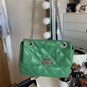 Grön somrig väska 💞 - Säljer denna gröna väska som man kan ha kort eller som lång, alltså justerbar💞köpt från zalando i höstas och knappt använd! Finns en innerficka också.
