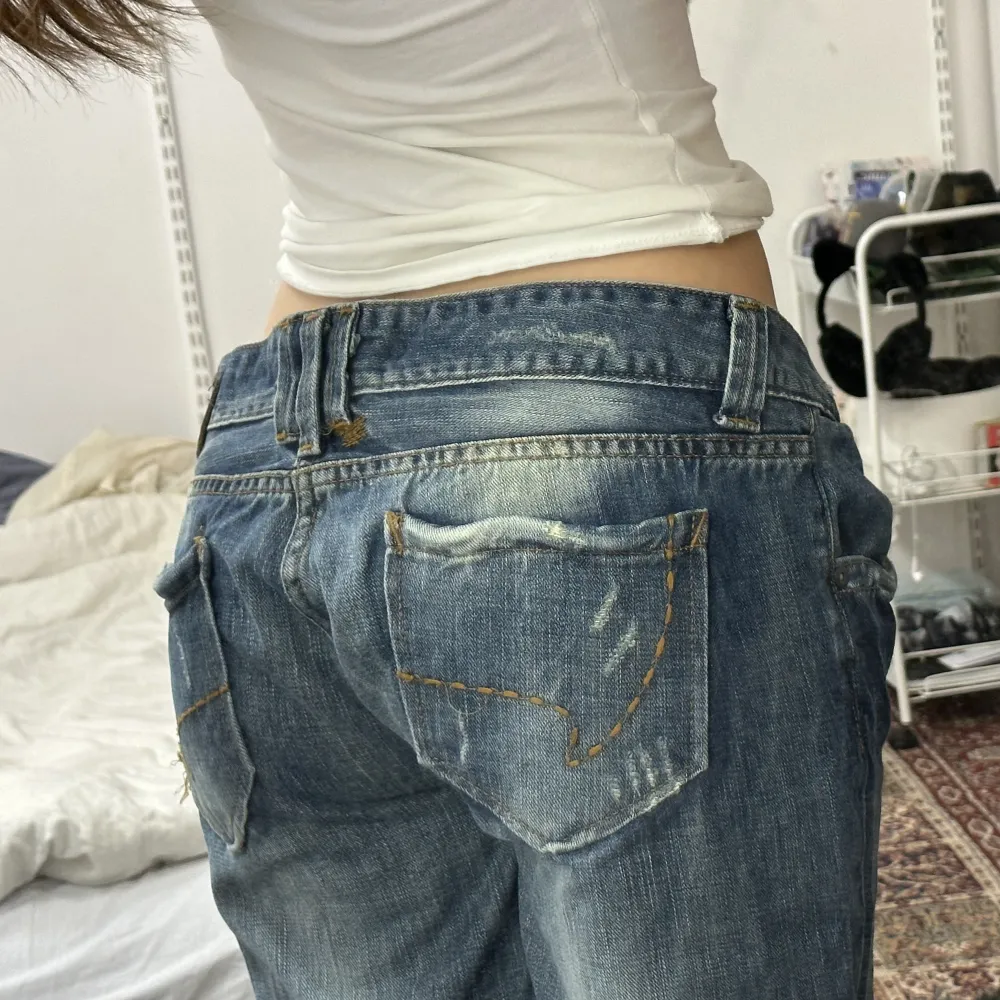 snygga jeans som jag aldrig använt, klippta längst ner men man märker inget av det. . Jeans & Byxor.