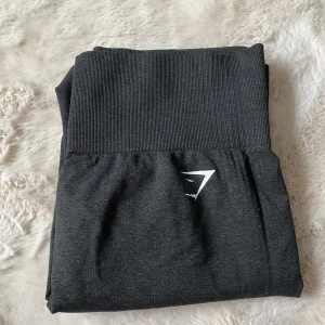 Träningstights gymshark  - Någon händig som kanske vill fixa dessa? Hål i grenen på dom, inget som märks när man använder dom.🌞 därför som säljs billigt , osäker på om de är storlek M eller L. Jag pendlar där emellan och mig passar dom!