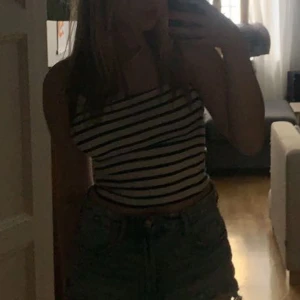 randig croptop - As gullig randig crop top i ribbat tyg. Storlek S💕