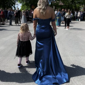 Balklänning  - Superfin balklänning från JJHOUSE. Den är använd en gång, och är fortfarande hel, nypris är 1438! Det är färgen indigo. Klänningen har inga fläckar, den ser ut som ny💙 ( Pris kan diskuteras vid snabb affär)