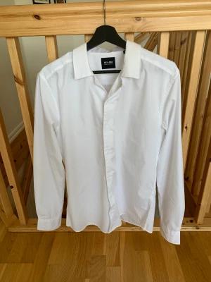 Vit skjorta Only & Sons - Tja, säljer min Vita skjorta från Only & Sons. Jävligt skönt material, säljer för den är för stor för mig. Storlek: S, regular fit. Skick 10/10, aldrig använd. Nypris: 400kr. Mitt pris: 150kr. Kontakta mig för fler bilder och info!