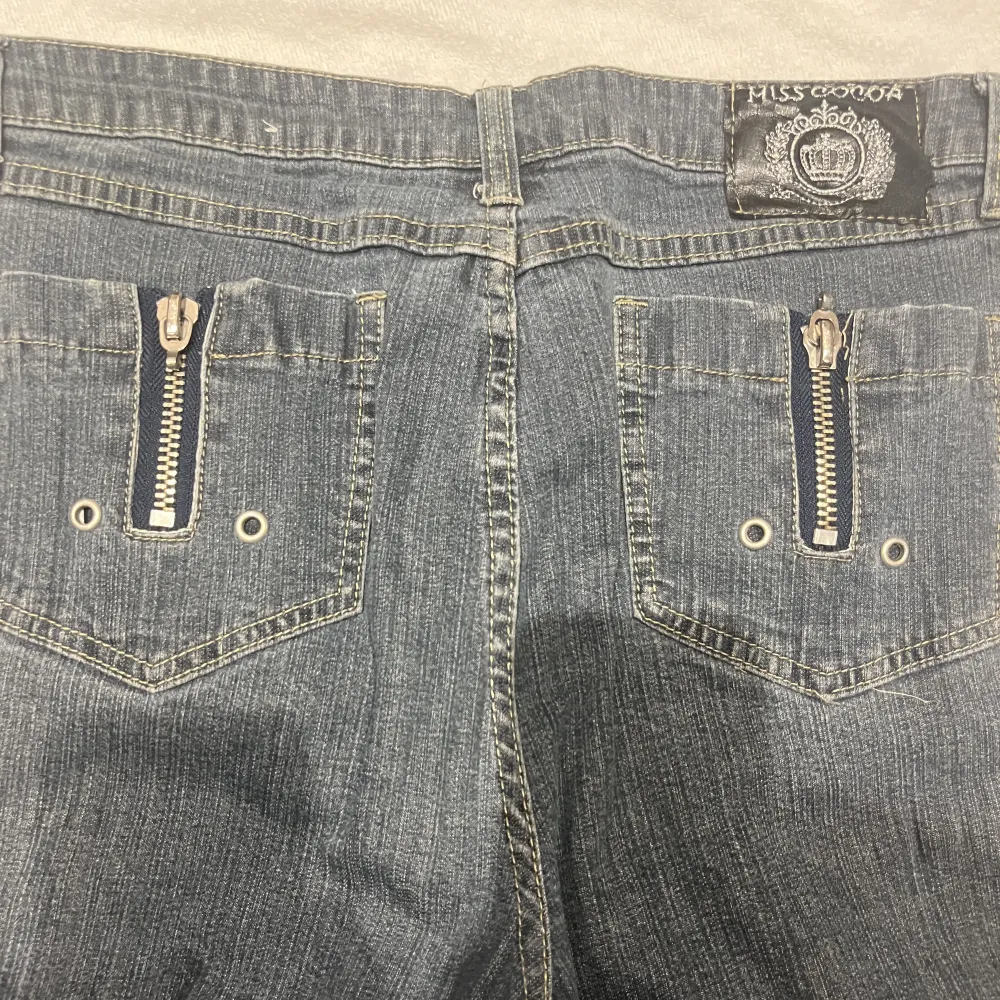 INTRESSEKOLL! Har dessa miss cocoa jeans med dragkedjor runt om fickorna som detalj💕 as snygga men skulle kunna sälja för ett realtivt bra pris. Jeans & Byxor.