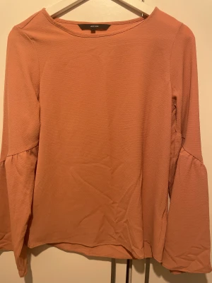 Rosa blus - Blus med volang blus ifrån VERO MODA, har fina volang ärmar, storlek XS, jätte bra skick, skriv för mer information 