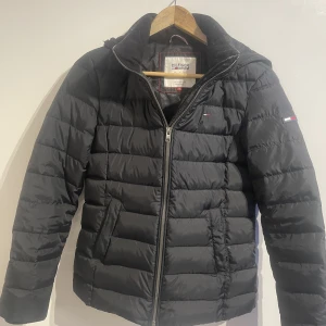 Tommy Hilfiger jacka - Tommy Hilfiger Dunjacka, I princip nyskick, Storlek S, priset kan diskuteras, skriv ifall funderingar 