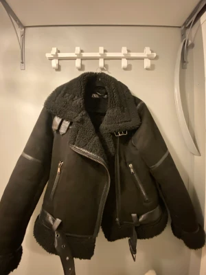 Jacka - Mocka/teddy jacka ifrån Zara i storlek M