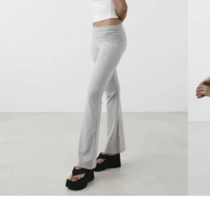 Yoga pants  - PASSA PÅ NÄR DET ÄR FRIFRAKT❗️Säljer dessa ljusgråa soft touch folded flare byxorna. Jag köpte dom av en tjej här på Plick men dom är från ginatricot från början. Dom är uppsprättade längst ner. Jag är 168 men sitter bra i längden🙏🏼lånade bilder!!!!