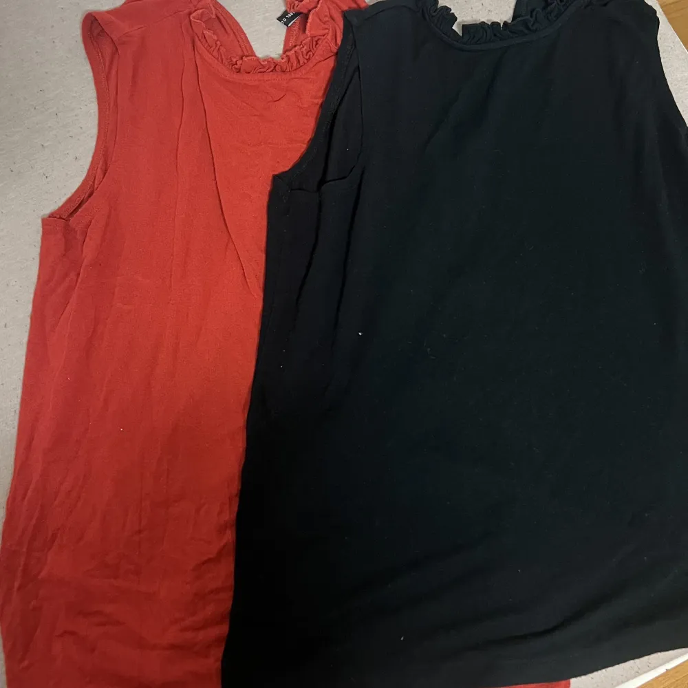 Hej! Jag säljer två sköna linnen i rött och svart i storlek S för totalt 60 kr. Skriv om du har några funderingar.. Toppar.