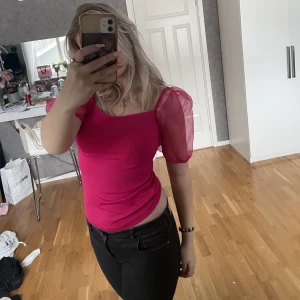Rosa topp - En topp från Gina tricot, aldrig använd, lapp kvar, storlek: M❤️köparen står alltid för frakten, om du har fler frågor så är det bara att skriva❤️
