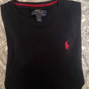 Långärmad tröja - Polo Ralph Lauren marinblå tröja. Den är för liten för mig och är i storlek 10-12 år men skulle säga att det är som en XXS. Bra skick. 