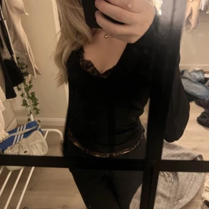 Snygg svart långärmad  - En jätte fin svart långärmad från bikbok, obs har ett spetslinne under- ingår ej till tröjan💓 ej använd + lapp som sitter kvar , nypris 260kr