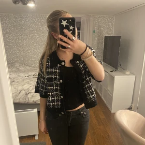 Kofta - Säljer endast vid bra bud!! Strl xs men passar som en S. Använd en gång, gratis frakt just nu💗