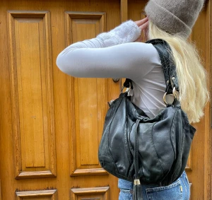 Iliona - Säljer denna väska! Skriv för frågor eller mer bilder!🤍    Följ oss gärna på Instagram @bellebag_uf🌟