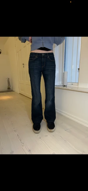 Low waist jeans - Midjemått: 34cm Innerbenslängd: 72cm Ytterbenslängd: 91cm Grenhöjd: 22cm