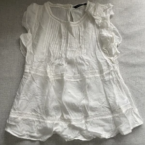 Vit topp/linne - Supergullig vit topp som inte kommer till användning💕 storlek S😇(lite genomskinlig)